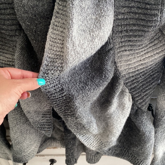 BCBG Cardigan L - Picture 2 of 3